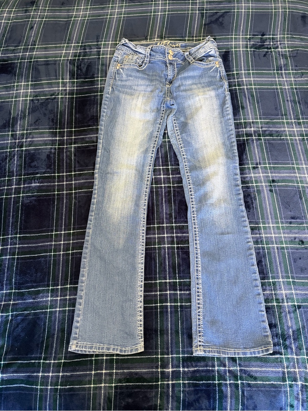Y2k Wildflower Low rise flare jeans w/embroidered detail on back pockets. Size 5